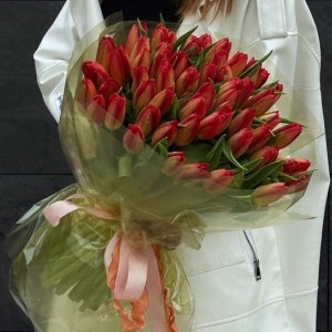 Букет из красных тюльпанов "С любовью!"